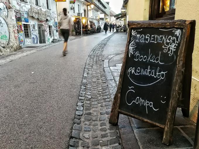 Tipičen prizor s Trubarjeve ulice v Ljubljani - tabla pred kronično razprodano Čompo | Foto: Miha First