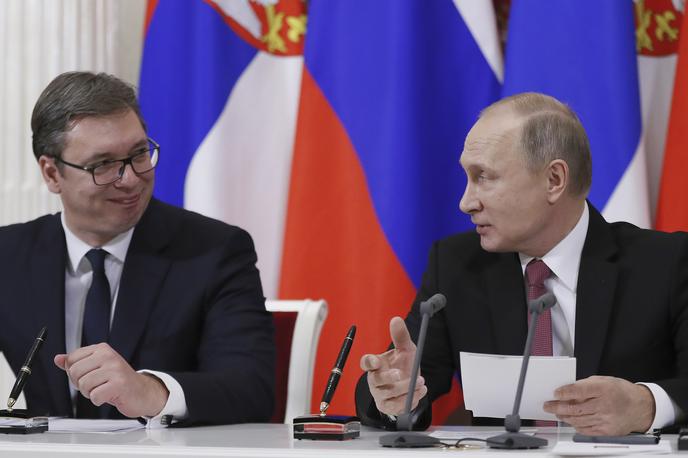 Vladimir Putin Aleksander Vučić |  Srbski predsednik Aleksandar Vučić je poudaril, da ne bodo obrnili hrbta Rusiji, a obenem ostajajo na evropski poti. Srbija je po njegovih besedah vojaško nevtralna, ne pa politično nevtralna država. | Foto Reuters