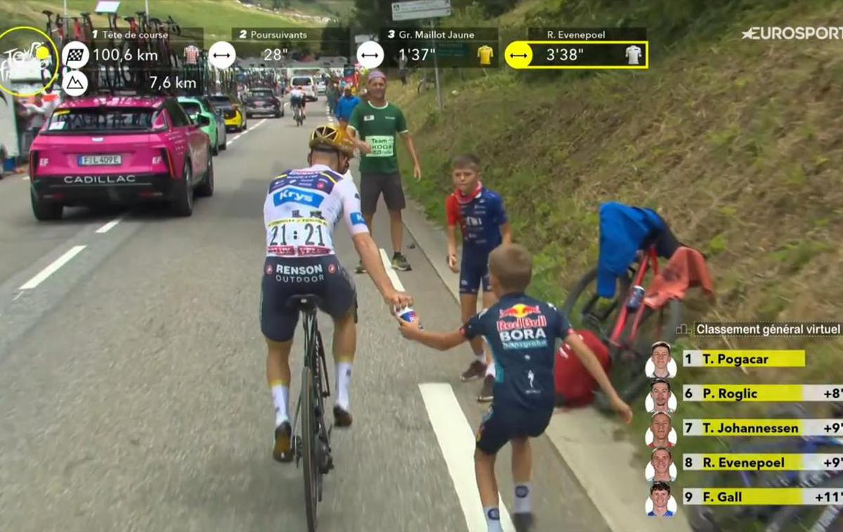 remco | Tik preden je Remco Evenepoel odstopil je z bidonom osrečil mladega navijača v dresu Red Bull BORA-hansgrohe.