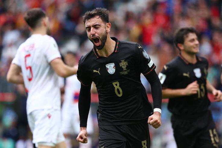 Bruno Fernandes je trikrat zatresel mrežo Armenije. Dvakrat je bil uspešen z bele točke. | Foto: Reuters