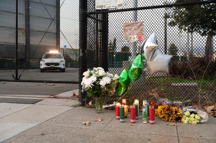 John Beam sveče | Pokojnemu trenerju pred univerzo prižigajo sveče. | Foto Guliverimage