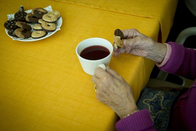 Najtežje je v tem času osamljenim starejšim, ki zaradi omejitev nimajo stikov z drugimi ljudmi. | Foto: Ana Kovač