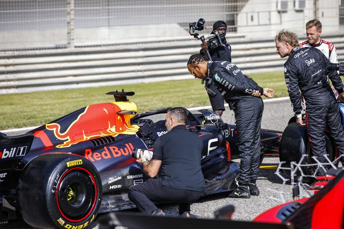Fotografija iz Bahrajna, ki je prvi dan požela največ nasmeškov. Lewis Hamilton (Mercedes) in Valtteri Bottas (Alfa Romeo) sta pred začetkom testiranj malo poškilila v Red Bullov dirkalnik. | Foto: AP / Guliverimage