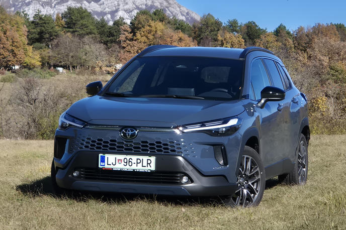 Toyota corolla cross | Novo masko prekriva satovje, ki se porazgubi v gladki površini. V spodnji rešetki odbijača ostajata meglenki, nova Bi-LED žarometa sta prek logotipa lepše povezana s svetlo linijo. | Foto Aleš Črnivec