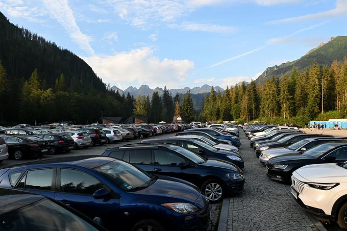 Pred TPN je na voljo več kot 1.100 parkirnih mest. In poleti so vsa polna že navsezgodaj. | Foto: Matej Podgoršek