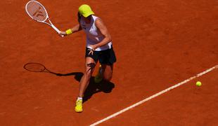 Iga Swiatek oddala le eno igro, Naomi Osaka naprej po treh nizih