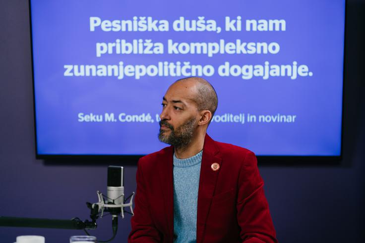 "Najlažje je tako, da o vsem dvomiš. Kar je preprosto, a je obenem tudi strašljivo, če ne moreš ničemur verjeti," pove Seku M. Condé o tem, kako se kot novinar sooča z lažnimi novicami. | Foto: Jan Lukanović