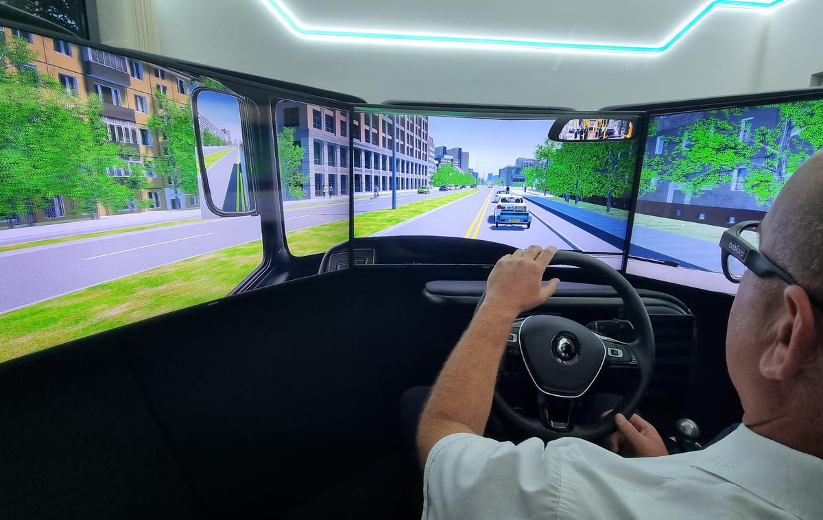 LPP simulator avtobus | Eden izmed voznikov LPP med uporabo simulatorja. | Foto Gregor Pavšič