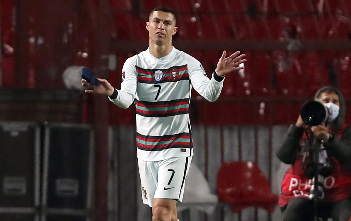 Cristiano Ronaldo | Z nakupom kapetanskega traku, ki ga je prejšnjo soboto na stadionu Rajko Mitić v Beogradu v jezi odvrgel Cristiano Ronaldo, lahko pomagate pri zdravljenju bolnega dečka iz Kragujevca.  | Foto Guliverimage