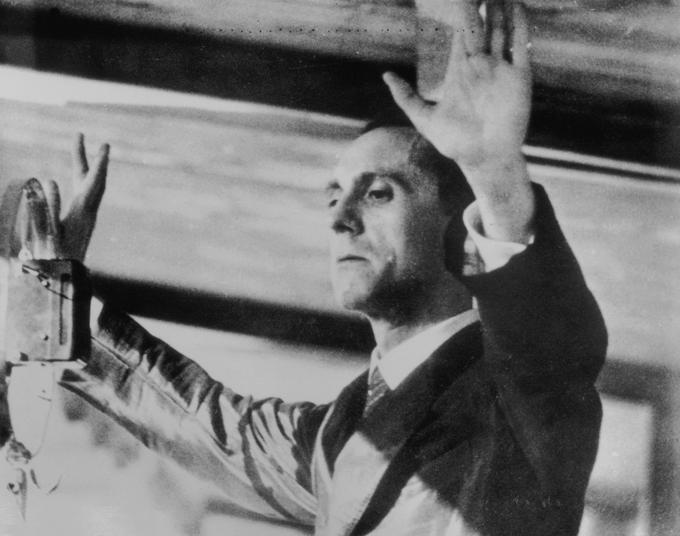 Goebbelsa se spominja po lepih oblekah in urejenih rokah. | Foto: Getty Images