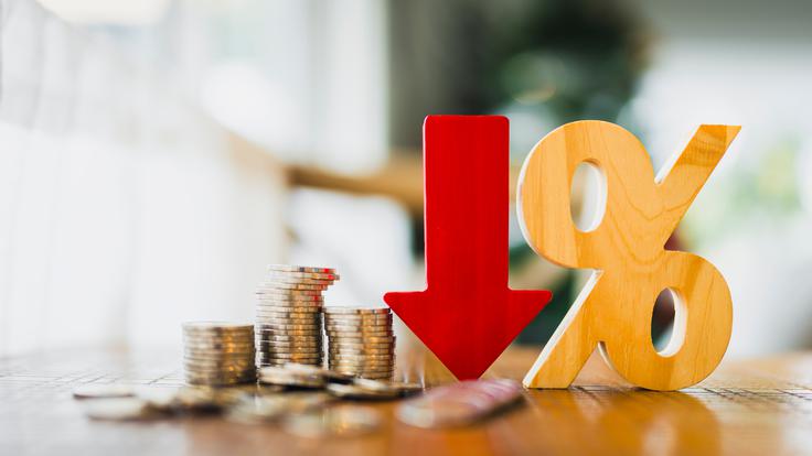 Fiksne obrestne mere za posojila je po več zaporednih rezih ECB v evrske obrestne mere v preteklih mesecih že znižalo več slovenskih bank oziroma bank, ki poslujejo v Sloveniji.  | Foto: Shutterstock
