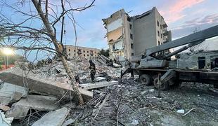 Ruske rakete v stanovanjsko zgradbo, v ruševinah več mrtvih