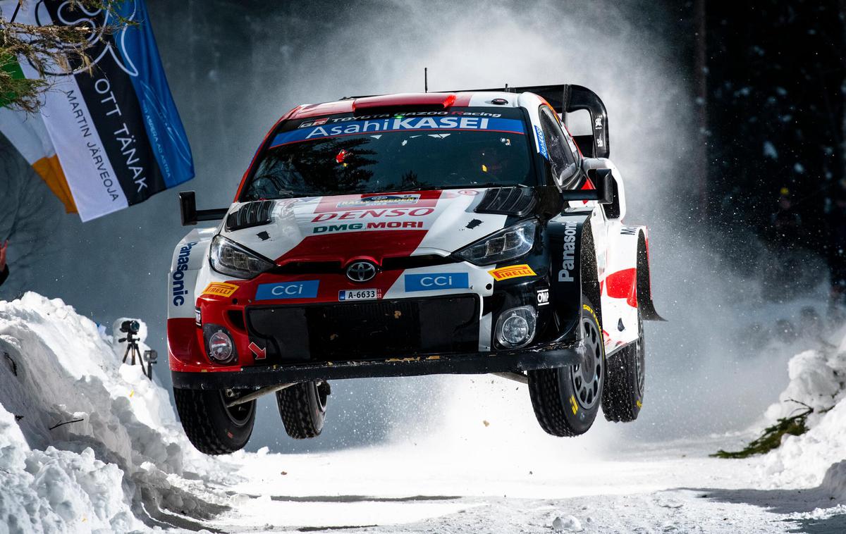 Reli Švedska | Do zmage tudi po zraku. Kalle Rovanpera in sovoznik Jonne Halttunen (toyota yaris WRC) sta z zmago na Švedskem prevzela vodstvo v skupnem seštevku svetovnega prvenstva. Njegova končna povprečna hitrost je bila 121,9 kilometra na uro, na eni preizkušnji pa je presegel tudi povprečje 140 kilometrov na uro.  | Foto Red Bull
