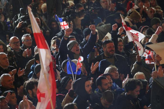 Gruzija protesti | Policija je ponekod protestnike lovila po ulicah, medtem ko so si nekateri postavili barikade iz smetnjakov in jih zažgali.  | Foto Reuters