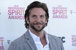 Bradley Cooper kar z dvema naenkrat