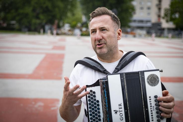 "Podjeten sem bil že od samih začetkov, saj sem imel podjetnost nekako v krvi. Ko sem bil majhen fant, star približno pet let, sem lahko sam odšel v trgovino in kupil karkoli, kar sem potreboval, in mi to ni predstavljalo nobenega problema," pripoveduje Goter. | Foto: Bojan Puhek