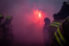 Protestni shod poklicnih gasilcev pred poslopjem vlade. gasilci