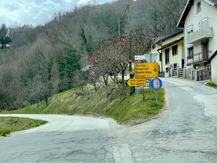 Eden od ovinkov zelo razgibane hitrostne preizkušnje, ki bo odprla sobotni del relija. Cilj je v neposredni bližini Slovenije.  | Foto: Gregor Pavšič