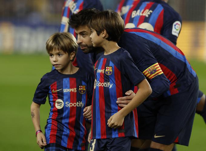 Na zadnji tekmi sta Piqueja na zelenico pospremila sinova Milan in Sasha. | Foto: Reuters