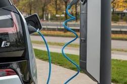 Ob slovenskih avtocestah bo mogoče električni avtomobil napolniti v pol ure