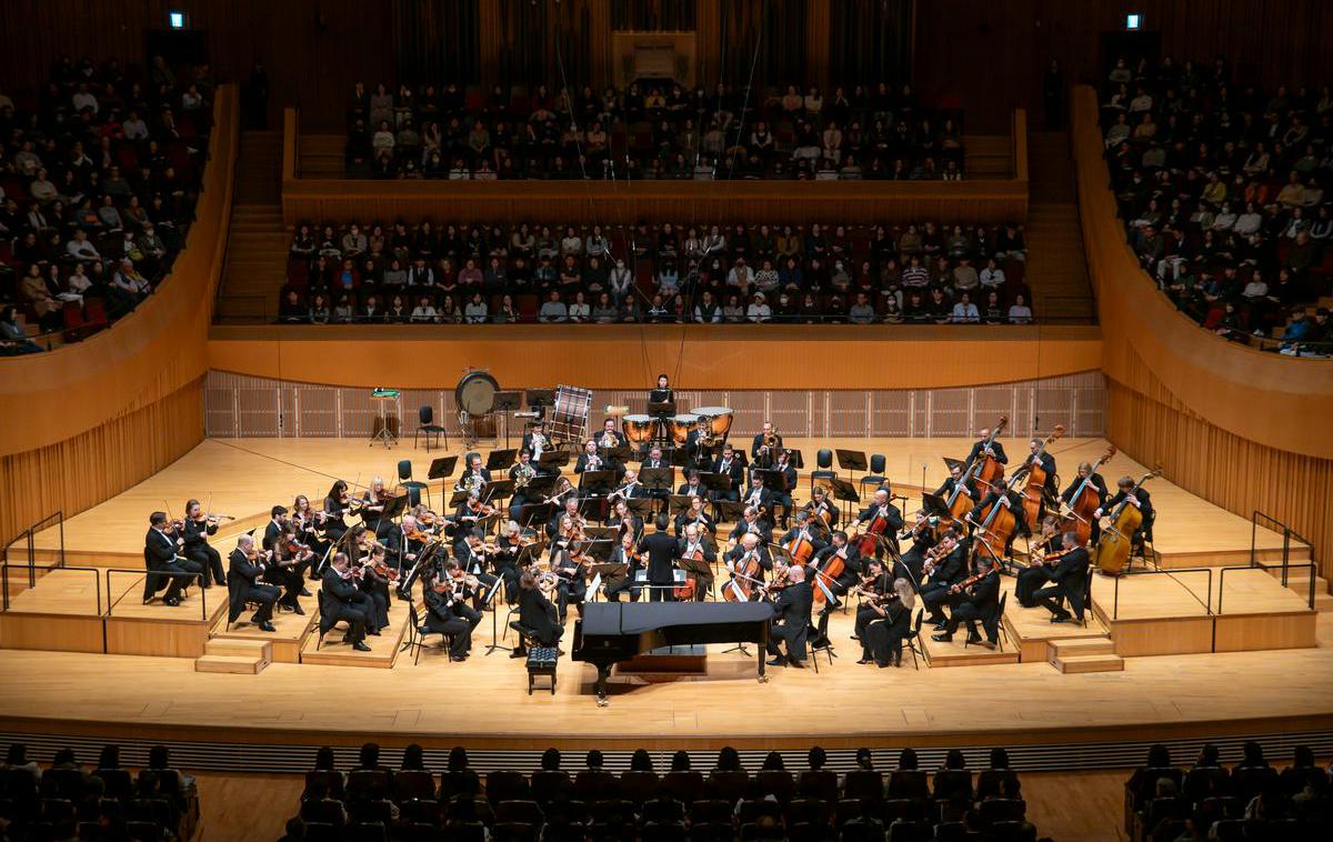Orkester Slovenske Filharmonije | Orkester je med 16. novembrom in 2. decembrom gostoval v Aziji, kjer je izvedel tri koncerte v Južni Koreji in šest koncertov na Japonskem. V družbi solistov je v arhitekturno navdihujočih in akustično dovršenih dvoranah predstavljal tako nekatera najprepoznavna dela evropskega simfoničnega repertoarja kot skladbe slovenskih skladateljev, so zapisali v sporočilu za javnost. Ljubitelji klasične glasbe so izvedbe z navdušenjem sprejeli v napolnjenih dvoranah, so sporočili iz orkestra. | Foto Won Hee Lee