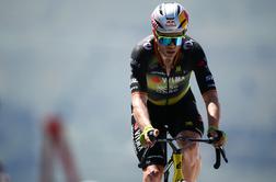 V živo: Wout van Aert z napadi popestril dogajanje, prišlo je tudi do padca, začelo je deževati