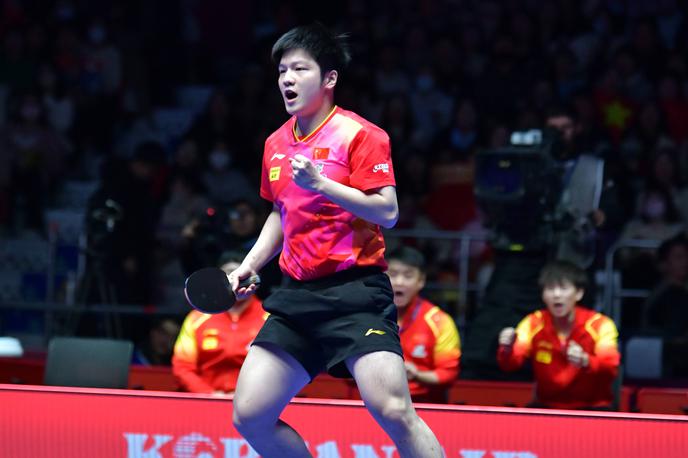 Fan Zhendong | Fan Zhendong in rojaki se veselijo novega naslova svetovnih prvakov. | Foto Guliverimage