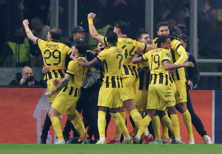 Grški velikan AEK Atene, ki je to jesen izgubil v Celju (1:3), je po redko videnem preobratu s 3:2 ugnal Universitateo. Zmagoviti zadetek je v 105. minuti z bele točke dosegel Srb Luka Jović. Če bi ostalo pri 2:2, bi si lahko Celjani očitali, da bi jih zmaga nad Shelbournom vendarle popeljala med najboljših osem. | Foto: Reuters