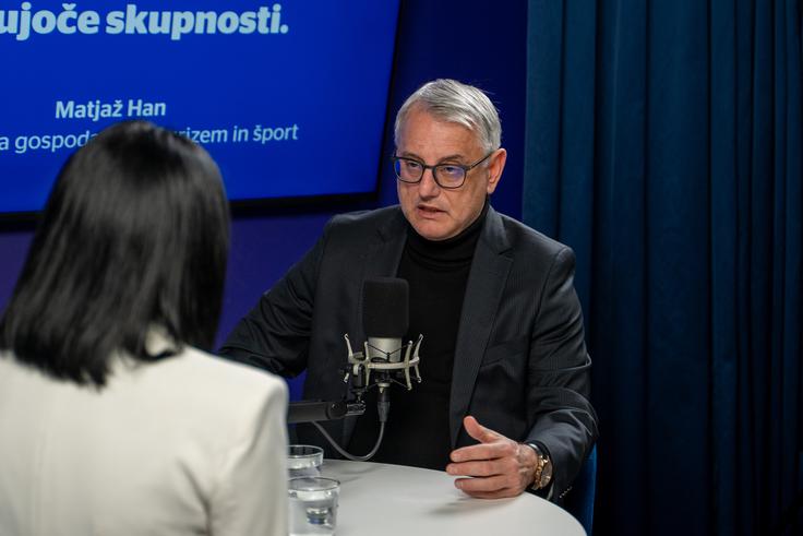 "Mi imamo v Sloveniji problem s srednjim slojem, kjer mu damo najtežji nahrbtnik gor," je dejal Matjaž Han in opozoril na stroške, ki jih ljudje v tej skupini občutijo vsak dan – od vrtcev do drugih življenjskih izdatkov. Dodal je, da gre pri tem za vprašanje kakovosti življenja in dolgoročnih družbenih trendov. | Foto: Liam Toni Šironjič