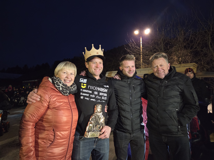 Toni s staršema in bratom. | Foto: Matej Podgoršek