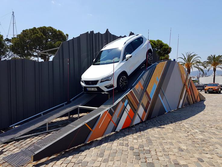 Z ateco smo brez vskršnih težav plezali po urbanih ovirah na razmeroma majhnem prostoru ob marini Barcelone. Vse skupaj je spominjalo na park za rolanje ali rolkanje prostega sloga. Postavili so tudi klančino, kjer smo preizkusili sistem za nadzor spuščanja po strmini. Ta se vklopi pri hitrosti pod 40 kilometrov na uro in pri strmini, ki presega naklon deset stopinj. Nadzor nad spustom v celoti prevzame elektronika, voznik pa se ukvarja samo z volanom oziroma vodenjem vozila prek strmine. | Foto: Jure Gregorčič