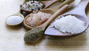 Pet živil, s katerimi lahko nadomestimo sol 
