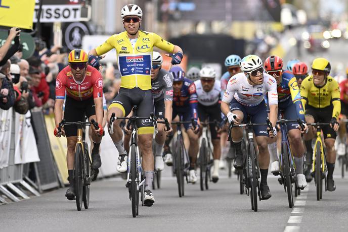 Etapa padcev in odstopov, zmagal pa spet Merlier