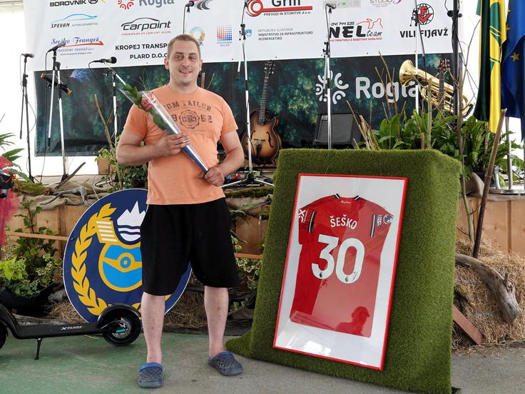 Najvišjo ponudbo na licitaciji je oddal Matej Jelenko, ki je za podpisan dres nogometnega reprezentanta Benjamina Šeška odštel 3.300 evrov. | Foto: Brane Gradišnik
