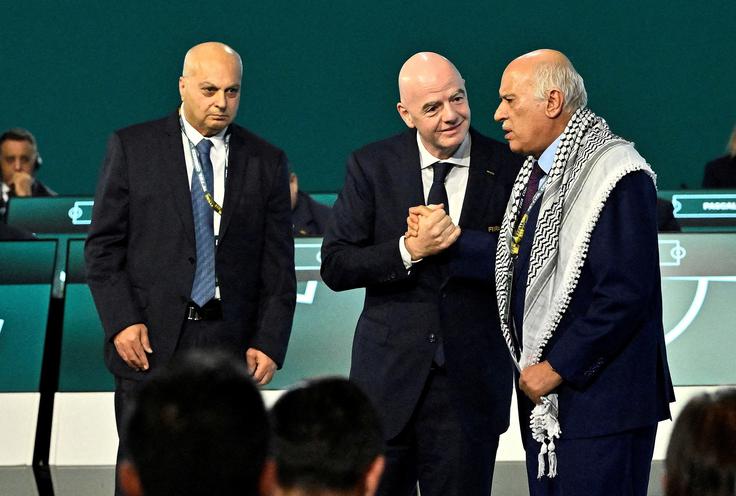 Gianni Infantino ni uspel prepričati predsednika palestinske nogometne zveze, da bi se rokoval s predsednikom izraelske zveze. | Foto: Reuters