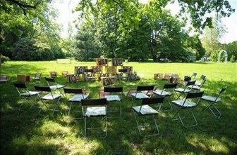 Knjižnica pod krošnjami bralce vabi v parke