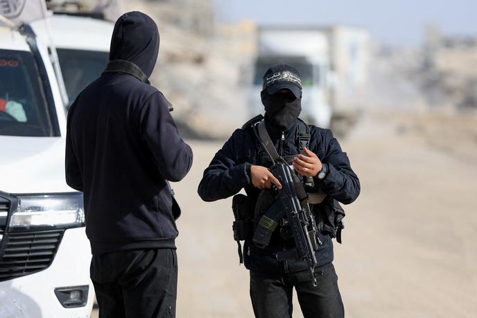 Hamas | V okviru prve faze sporazuma se je izraelska vojska že umaknila do t. i. rumene črte v Gazi, Hamas pa je izpustil vse še žive izraelske talce, z izjemo enega je izročil tudi posmrtne ostanke mrtvih talcev. | Foto Reuters