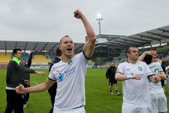 Tako se je veselil kot branilec Olimpije po pomembni zmagi v "njegovem" Celju, ki je zmajem pred osmimi leti utrla pot do tako želenega državnega naslova. | Foto: Saša Pahić Szabo