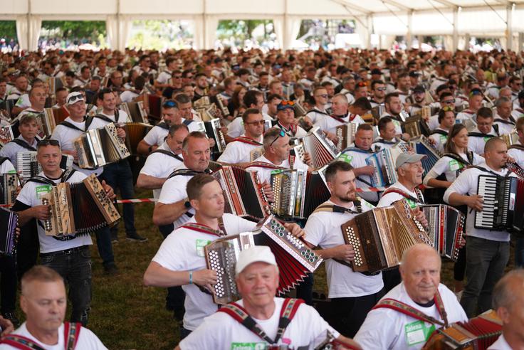 Prihodnje leto bo nova priložnost za dosego Guinnessovega rekorda v skupinskem igranju na harmoniko. | Foto: Urška Miklič