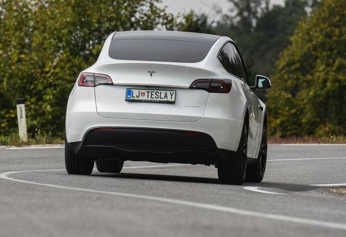 Tesla model Y je danes s hipnim pogonom elektromotorjev najbližje "kompromisu" avtomobila med družinskim vozilom in pravim športnikom, obenem pa vsaj nemške tekmece močno prekaša tudi pri materialih in seveda tehnologiji. Praktično ničesar ni treba doplačati in tak avtomobil ponuja dvojni elektromotor z več kot 400 "konji" in infozabavno podporo, kjer se tesle najbolj razlikujejo od vseh drugih avtomobilov. Ta tesla je odlična predvsem pri izkoristku prostora. | Foto: Gašper Pirman