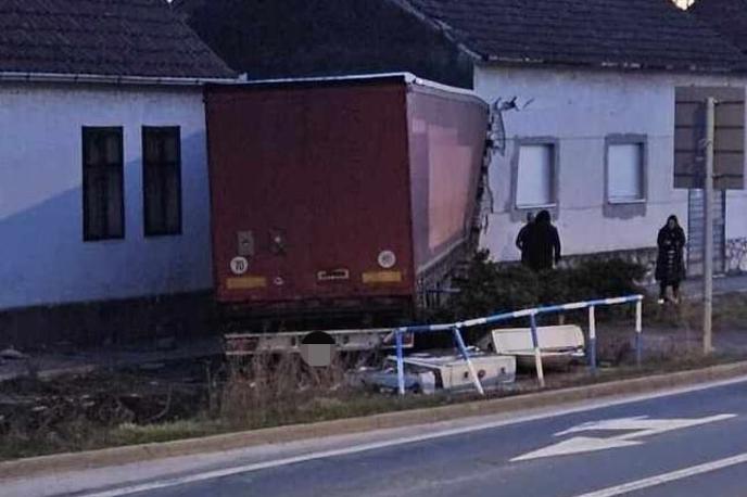 tovornjak trčil v hišo, tovornjak, Hrvaška | Kaj je bil vzrok za nesrečo, ne poročajo.  | Foto FB/Prometne zgode i nezgode