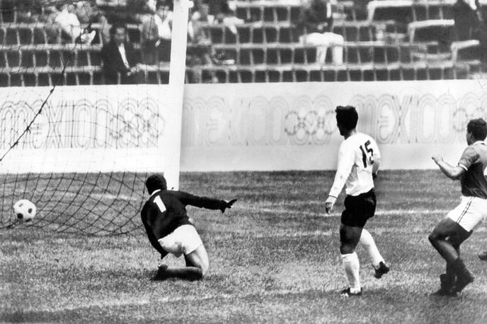 Kunishige Kamamoto | Kunishige Kamamoto je takole zadel proti Mehiki na prvenstvu 1968, ko so osvojili bron. | Foto Guliverimage