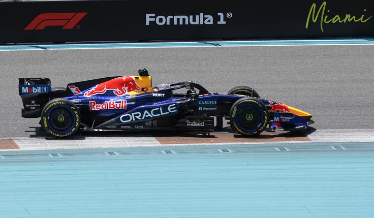 Max Verstappen je bil na prostem treningu drugi. V Miamiju je dobil prvi dve dirki, v prejšnjih dveh sezonah pa je bil najboljši McLaren. | Foto: Reuters
