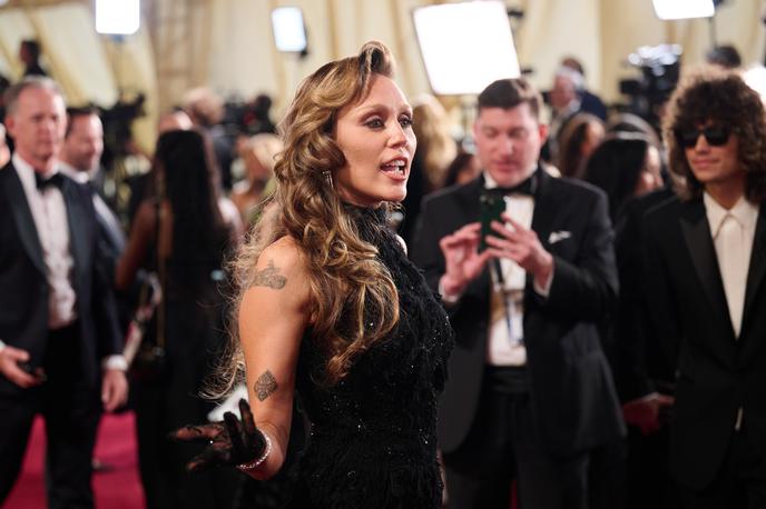 Miley Cyrus | Miley Cyrus se je ob letošnjih uničujočih požarih v okolici Los Angelesa spomnila tudi požara 2018, v katerem je zgorela njena hiša. Razmere je označila za srce parajoče in sočustvovala s prizadetimi v požarih. | Foto Guliverimage