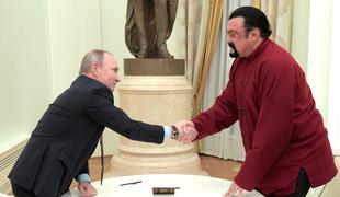 Putin igralca Stevena Seagala odlikoval z državnim redom za prijateljstvo