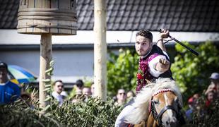 Divja tradicija v Ljubljani: konji brez sedla, fantje s kijem #video #foto