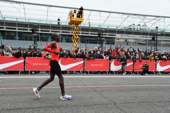 To je človek, ki je najhitreje v zgodovini pretekel maratonsko razdaljo (2;00:25). | Foto: Getty Images