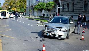 V nesreči v Ljubljani huje poškodovan motorist