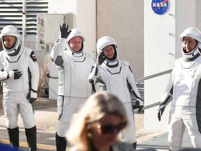 Nasa zaradi zdravstvenih težav astronavta predčasno končuje misijo Crew-11 na ISS #video