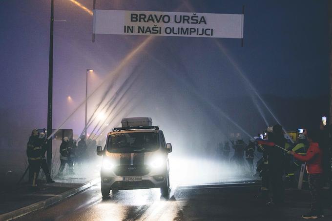 Gasilci so v Polhovem Gradcu pripravili vodno dobrodošlico slovenskim orlicam. | Foto: Grega Valančič/Sportida